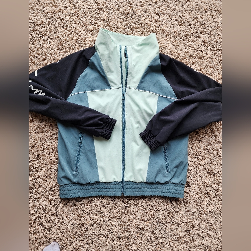 Womens Under Armour Zip Up light weight jacket mesh lined